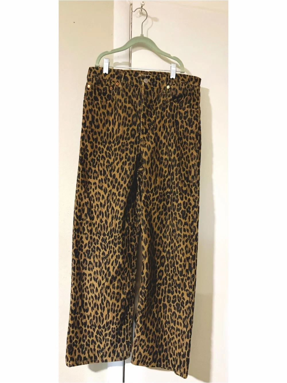 Levi’s ribcage jeans in cheetah print - Picture 3 of 6